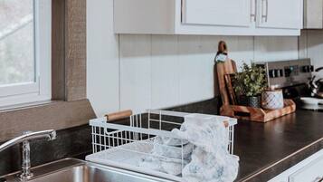 Køleskab, mikrobølgeovn, ovn, kogeplade