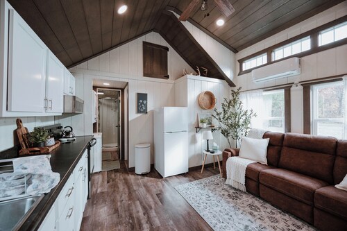 Sleeps 4, secluded, tiny home