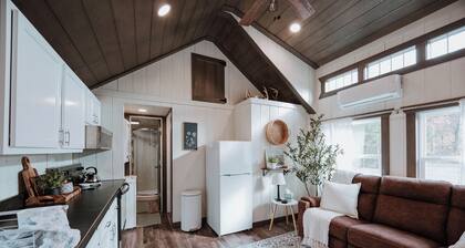 Sleeps 4, secluded, tiny home