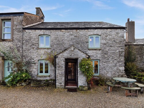 Charming three-bedroom farmhouse in Yealand Redmayne, near Arnisde.