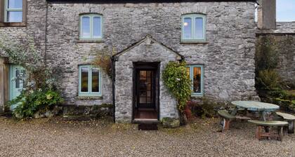 Charming three-bedroom farmhouse in Yealand Redmayne, near Arnisde.