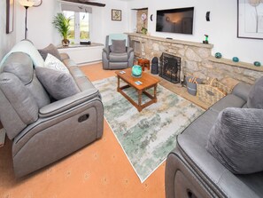 TV, fireplace - Charming three-bedroom farmhouse in Yealand Redmayne, near Arnisde. (Yealand Redmayne)