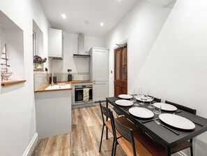 Dining - 3 bedroom accommodation in Whitby (Whitby)