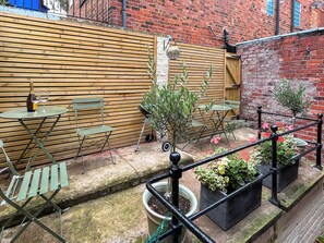 Outdoor dining - 3 bedroom accommodation in Whitby (Whitby)