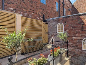 Outdoor dining - 3 bedroom accommodation in Whitby (Whitby)