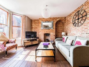 TV - 4 bedroom accommodation in Cromer (Cromer)