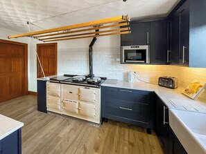 Oppvaskmaskin og høy barnestol