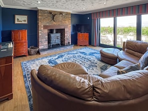 TV, fireplace - 8 bedroom accommodation in Dingwall (Dingwall)