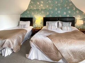 8 bedrooms, WiFi (free) - 8 bedroom accommodation in Dingwall (Dingwall)