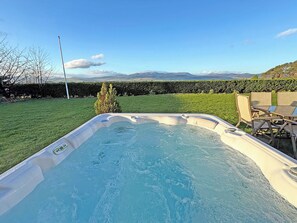 A hot tub with a clear view of the surrounding landscape. - 8 bedroom accommodation in Dingwall (Dingwall)