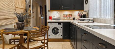 Lavavajillas y trona infantil