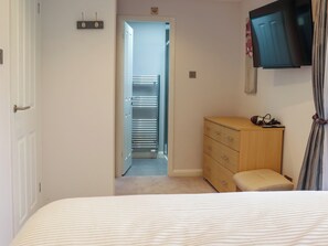 2 bedrooms, free WiFi - Experience Coastal delight at Little Haven Retreat. (Narberth)