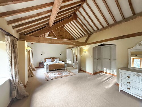 4 bedroom accommodation in Olney