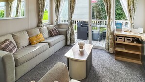 Un salon confortable avec un canapé, une table basse et un coin bureau.