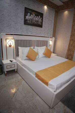 Rollaway beds, free WiFi, bed sheets - Hotel Amazing House (New Delhi)