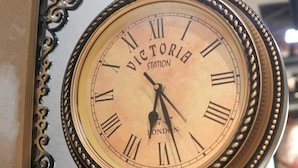Un reloj antiguo con la inscripción 