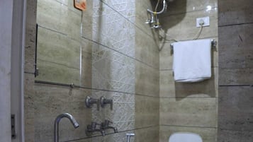 Habitació de luxe | Bany | Dutxa, articles de tocador gratuïts, sabó i xampú