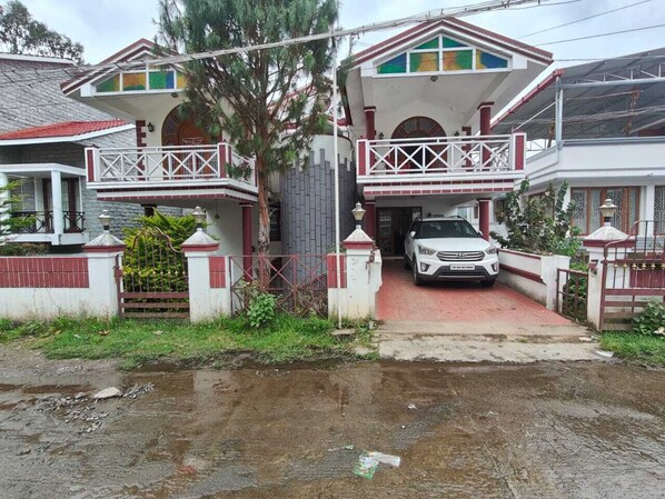 Vista frontal de la propiedad