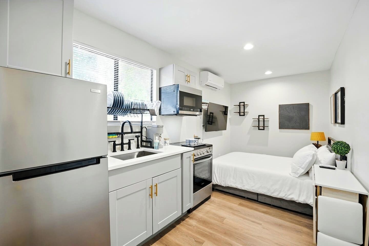 Frigorifero, microonde, forno, piano cottura