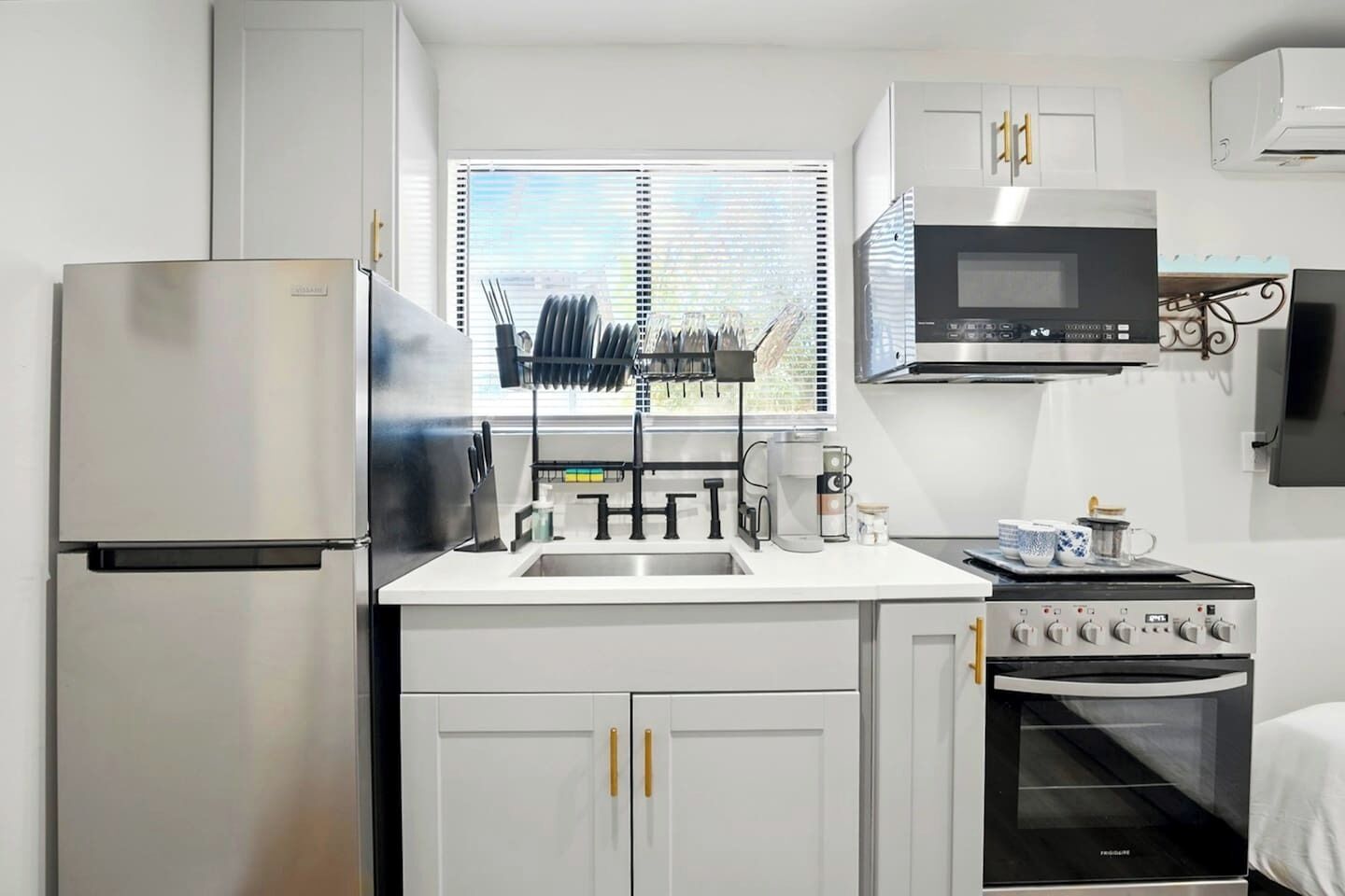 Frigorifero, microonde, forno, piano cottura