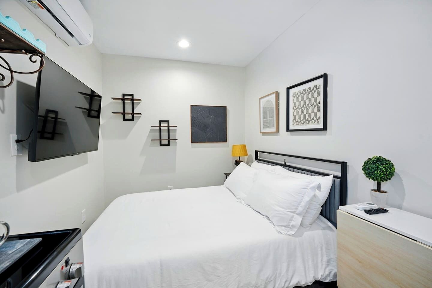 Iron/ironing board, free WiFi, bed sheets