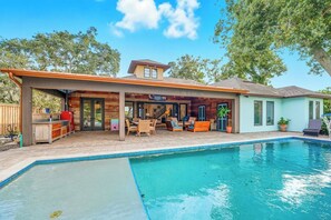 A heated pool - Pool, Fenced Yard & BBQ Near Beach (Jacksonville Beach)