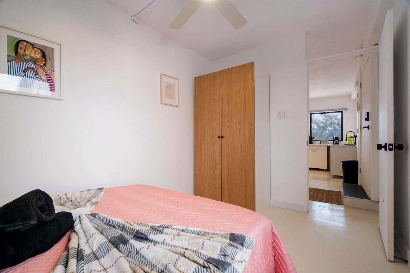 Desk, iron/ironing board, WiFi, bed sheets