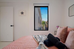 Escritorio, tabla de planchar con plancha, wifi y ropa de cama 