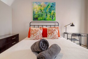 Desk, iron/ironing board, WiFi, bed sheets - Historical Old SanJuan Spanish style private Patio (San Juan)