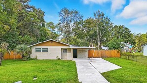 A single-story house with a front yard, a mailbox, and a wooden fence. - Spacious 3BR Home w/ Kitchen, Backyard & Parking (Baldwin)