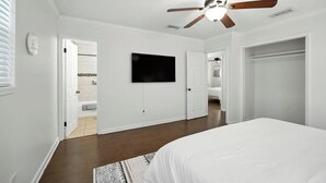 3 bedrooms, iron/ironing board, free WiFi, bed sheets - Spacious 3BR Home w/ Kitchen, Backyard & Parking (Baldwin)