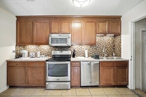 Fridge, microwave, oven, stovetop - Cozy 3BR Home w/ Wifi, Parking & Backyard (Baldwin)