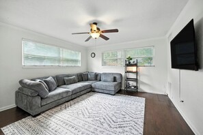 Smart TV - Cozy 3BR Home w/ Wifi, Parking & Backyard (Baldwin)