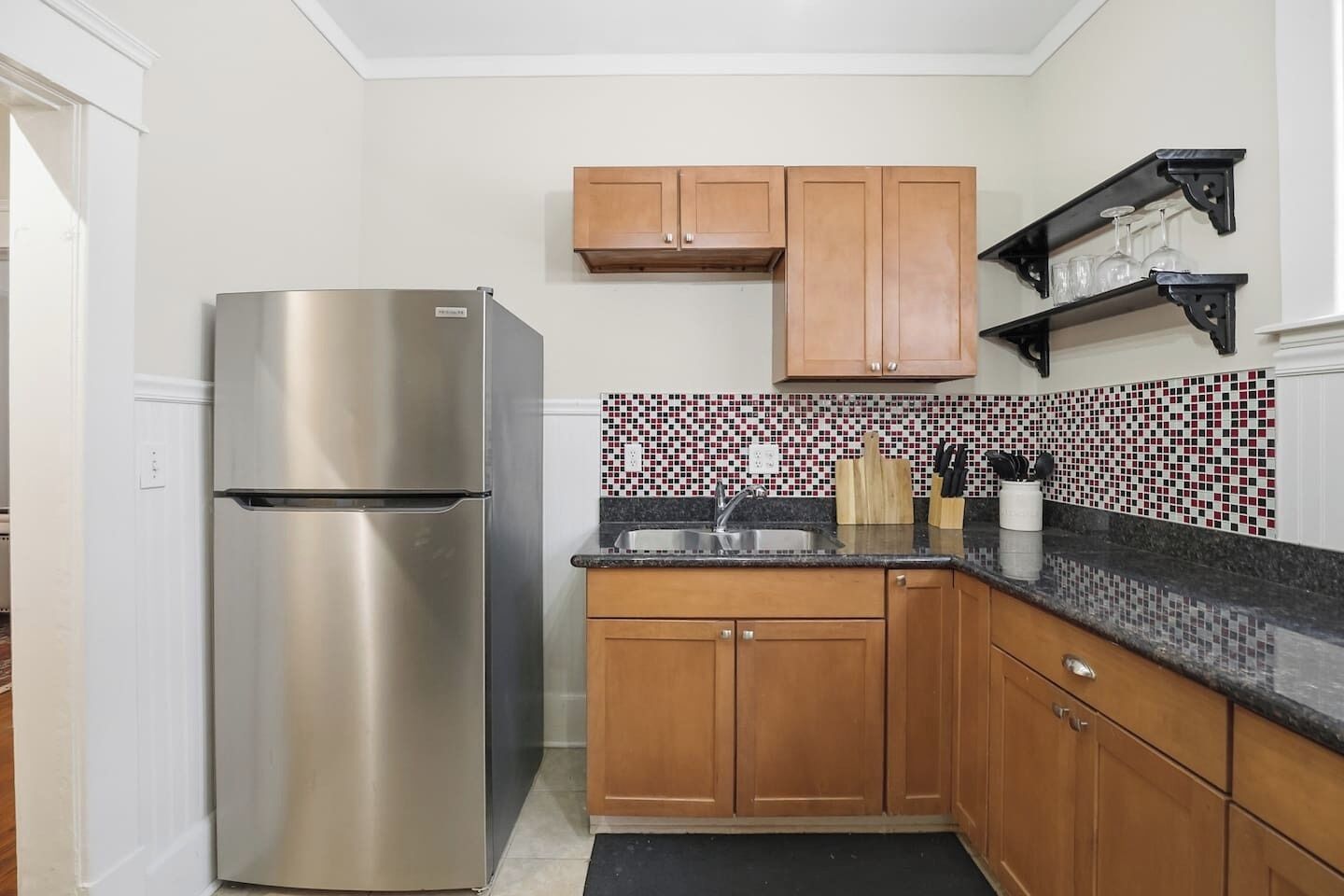 Een koelkast, een magnetron, een oven, een kookplaat