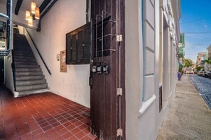 المنطقة المحيطة بالمنشأة