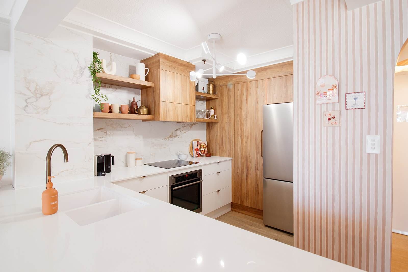 Frigorifero, microonde, forno, piano cottura