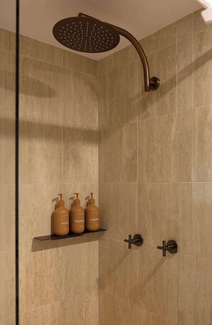 Shower, hair dryer, towels, shampoo - Eskape by Khove (Burleigh Heads)