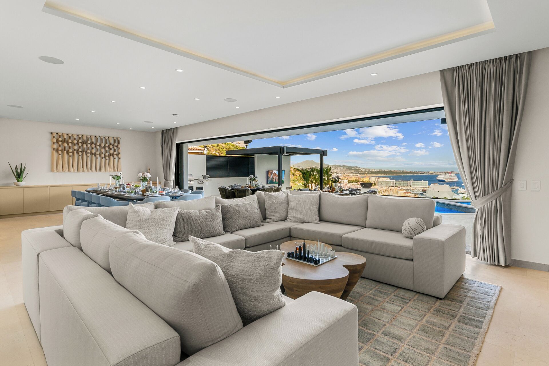 Smart TV, fireplace, books, stereo