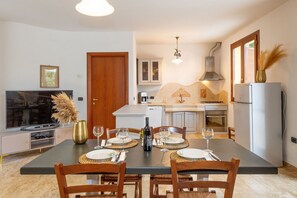 Fridge, oven, stovetop, dishwasher - Dependance 3 - Holiday Rental with swimming pool on the Tuscan Coastline (Monteverdi Marittimo)