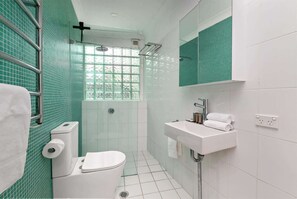 Shower, towels, shampoo - Charming 2-Bed Terrace in the Heart of Surry Hills (Surry Hills)