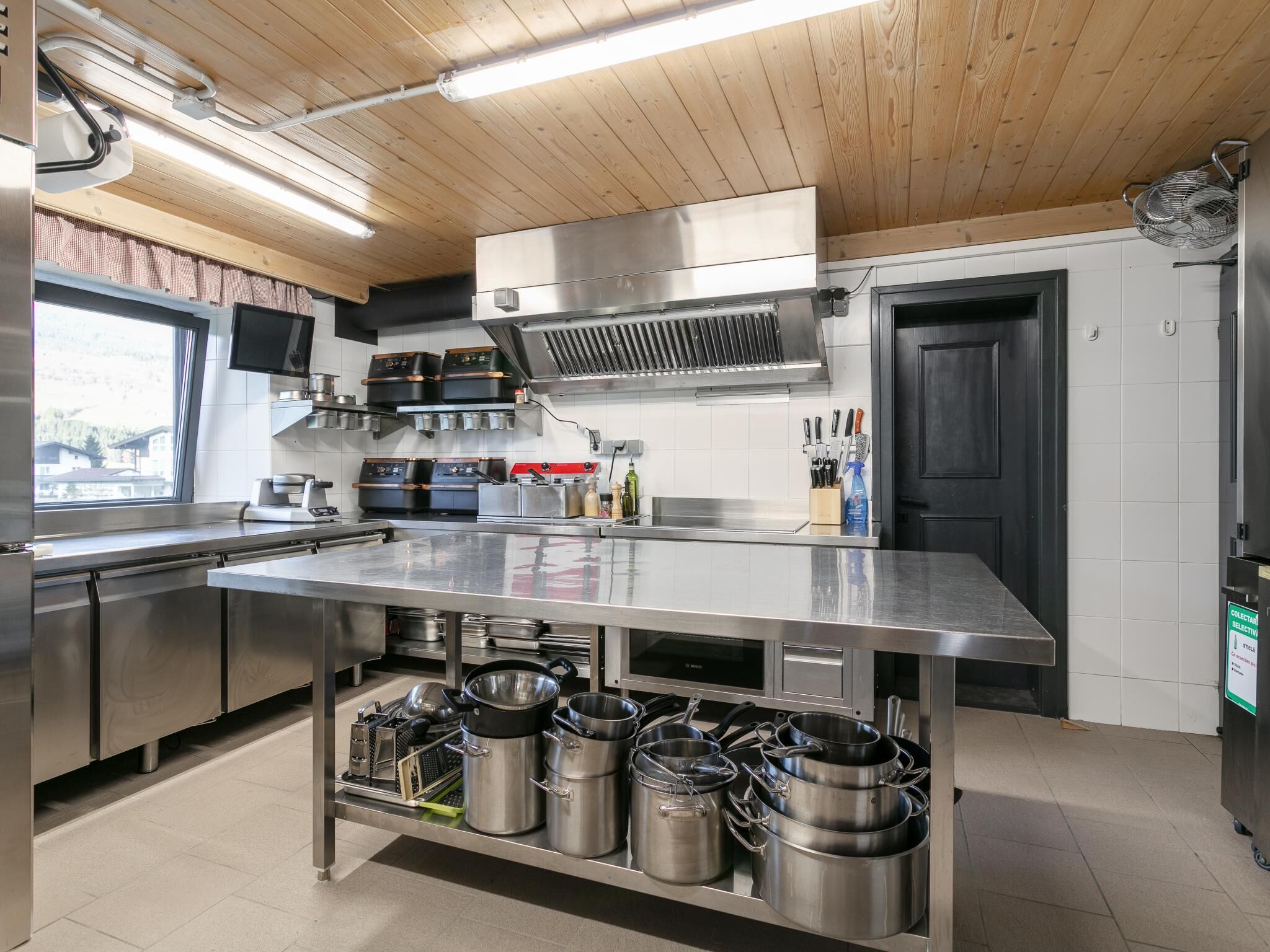 Een koelkast, een oven, een kookplaat, een vaatwasser