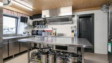 Een koelkast, een oven, een kookplaat, een vaatwasser