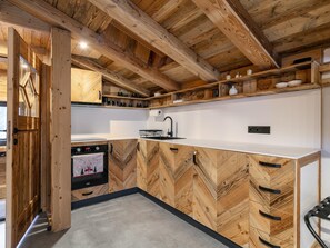 ثلاجة، فرن، موقد طهي مسطح، غسالة أطباق