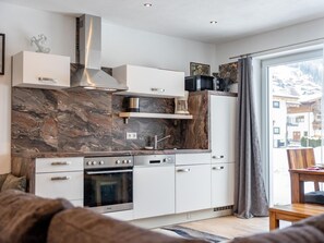 Fridge, oven, stovetop, coffee/tea maker - Cosy holiday apartment in Bramberg (Bramberg)