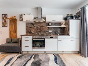 Een koelkast, een oven, een kookplaat, een koffiezetapparaat/waterkoker