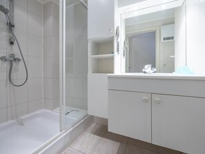 Shower, hair dryer - Apartment with 1 bedroom and direct sea view (Middelkerke)
