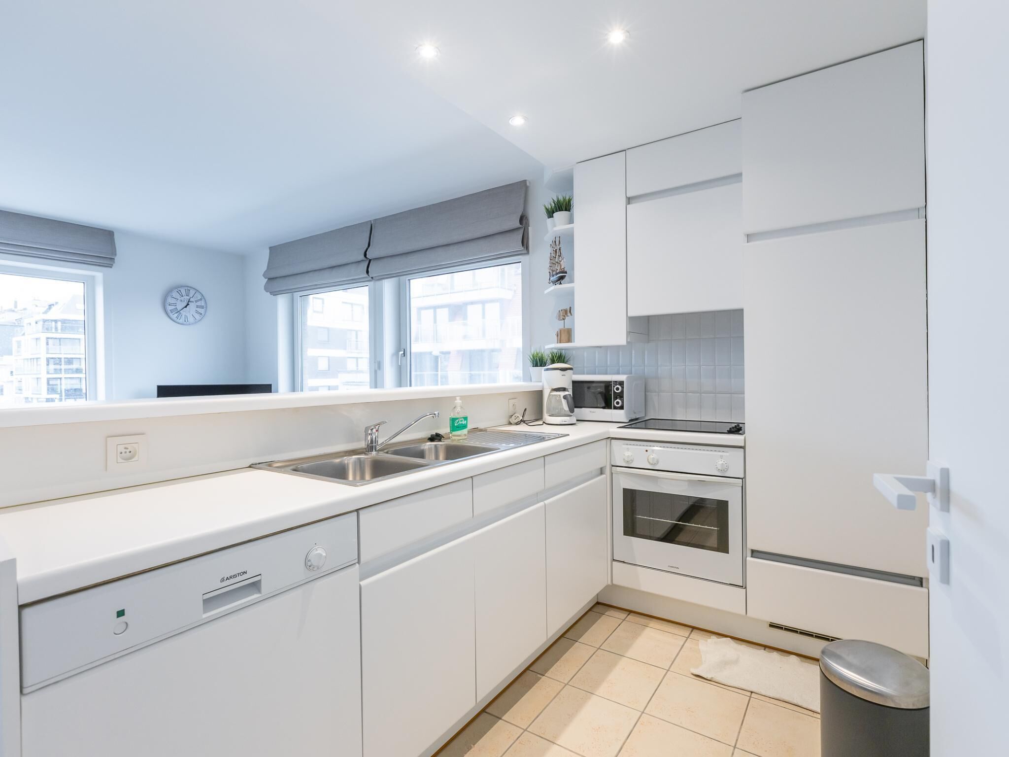 Een koelkast, een microgolfoven, een oven, een vaatwasser