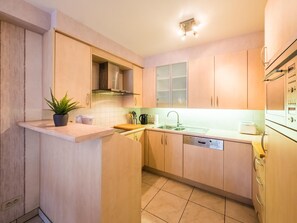 Refrigerador, microondas, horno y lavavajillas 