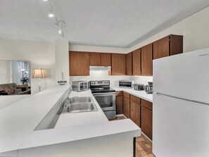 Private kitchen - Ali‘i Villas private Studio 212 (Kailua-Kona)