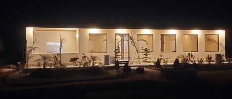 Vista frontal de la propiedad